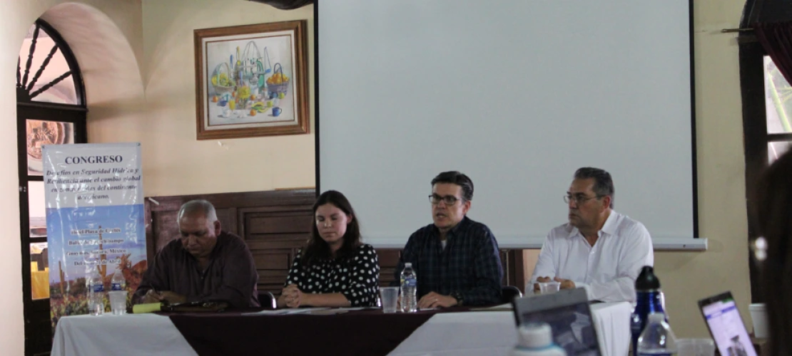 Panel de Manejo de Aguas Transfronterizas, de izquierda a derecho Ismael Minjares (UNISON), Elia Tapia (UA), Christopher Scott (UA), Nicolás Pineda (COLSON) 