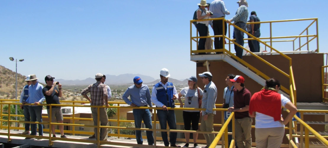 Visita de campo, y conversaciones con ingenieros operadores de la planta de tratamiento de agua, Hermosillo. (Fotografía de Daniela Noreña-COLSON)