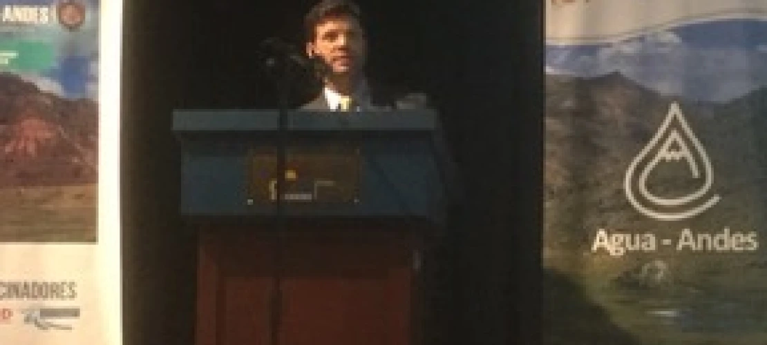 Dr. Adam Douglas Henry giving a talk in the Agua Andes Congress