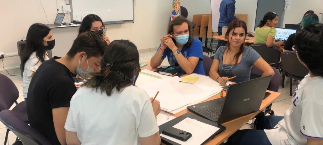 Binational team of students working together at UNISON to design a park for Hermosillo, Mexico.