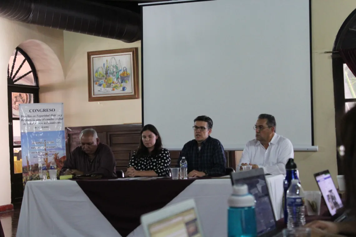 Panel de Manejo de Aguas Transfronterizas, de izquierda a derecho Ismael Minjares (UNISON), Elia Tapia (UA), Christopher Scott (UA), Nicolás Pineda (COLSON) 