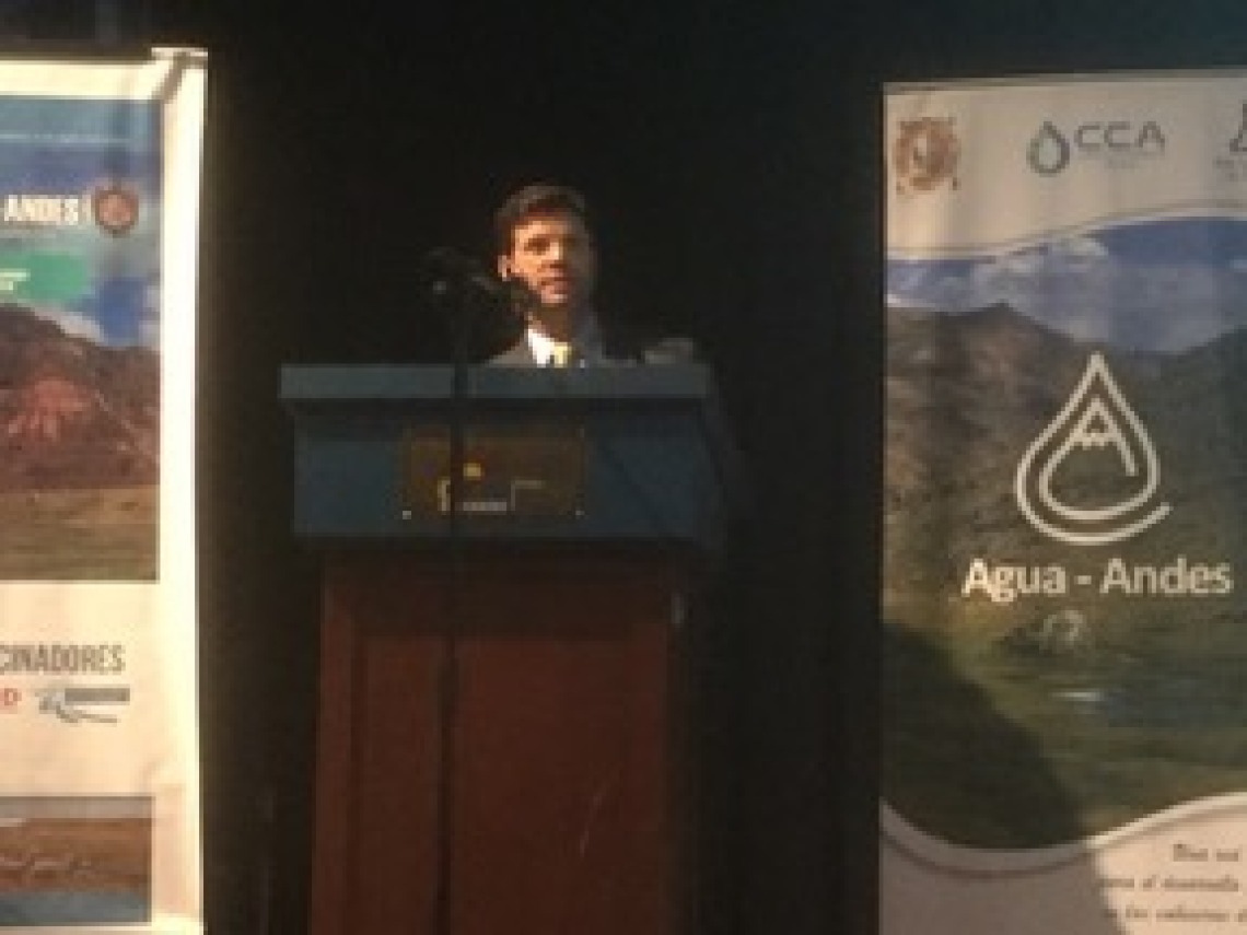 Dr. Adam Douglas Henry giving a talk in the Agua Andes Congress