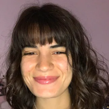 Headshot of Alyssa Wood in front of a purple wall.