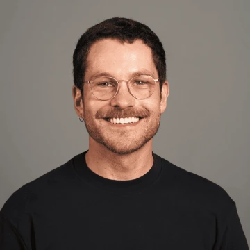 Portrait of Marcos Serafim against a gray background